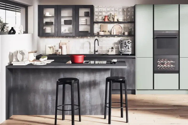Moderne Küche in Anthrazit matt mit Mint-Akzenten, Arbeitsplatte aus Marmor schwarz geädert von Alno