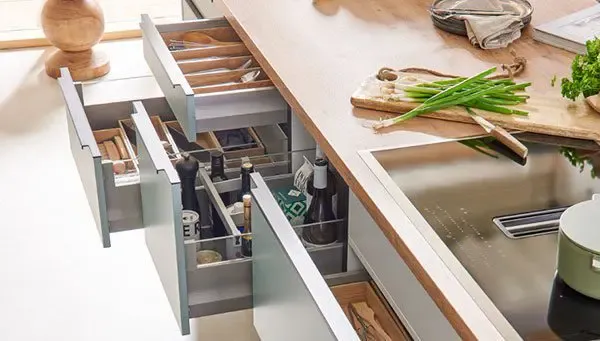 Moderne Küche mit Kochinsel in Sandgrau UT220 matt mit Arbeitsplatte aus Keramik Holzoptik 12mm von Alno