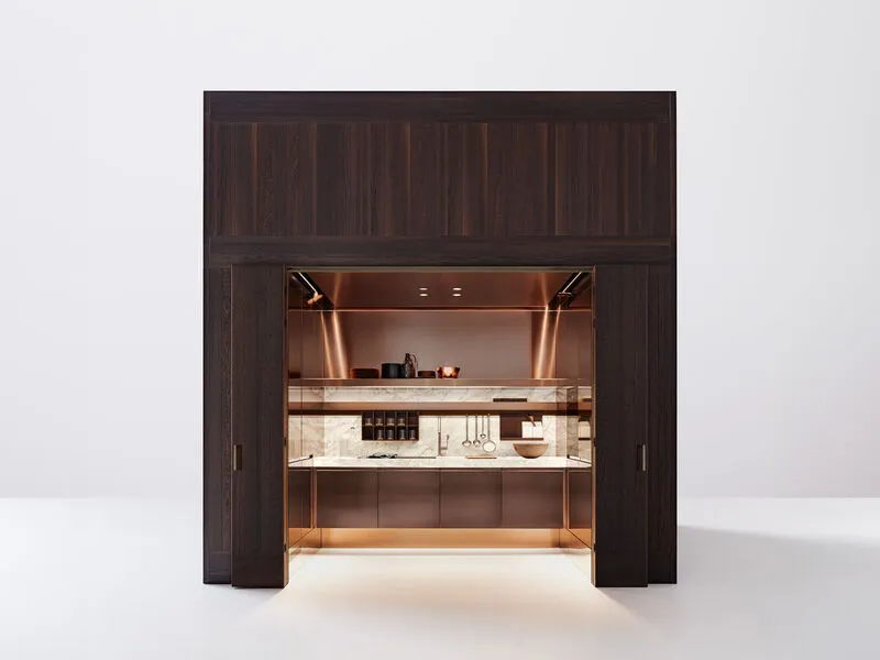 Skandinavische Küche in Bronze/Kupfer metallic / Eiche dunkel gebeizt mit Arbeitsplatte aus Weißer Marmor von Arclinea