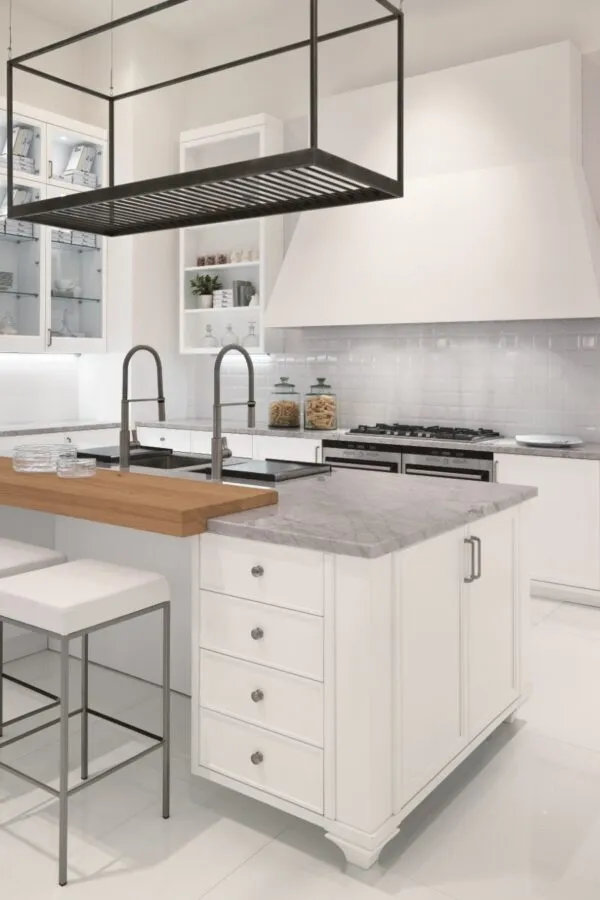 Moderne Küche mit Kochinsel in Weiß matt mit Arbeitsplatte aus Marmor hellgrau geädert von Aster Cucine