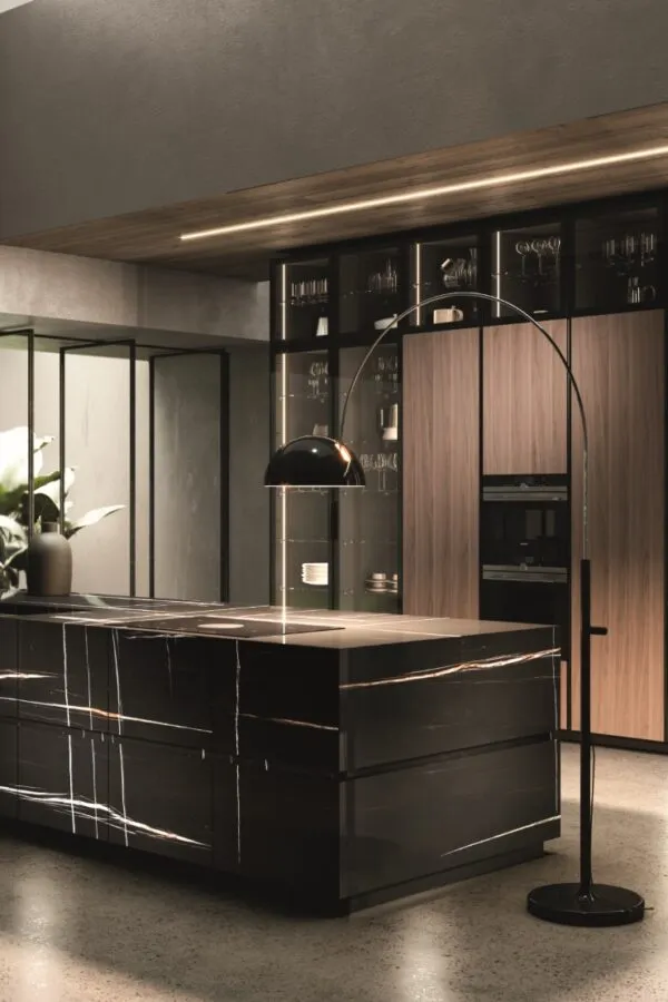 Klassische Küche in Schwarz glänzend (Marmor-Optik) mit Holzfronten in Nussbaum, Arbeitsplatte aus Granit Black Forest poliert 40mm von Aster Cucine