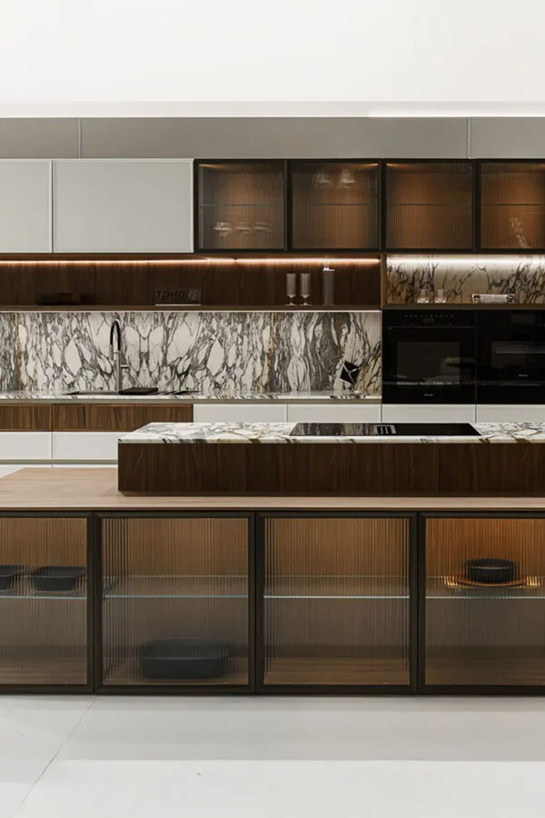 Moderne Küche in Weiß matt, Nussbaum dunkel und Bronze-Glas-Vitrinen mit Arbeitsplatte aus Marmor weiß mit schwarzer Äderung von Aster Cucine