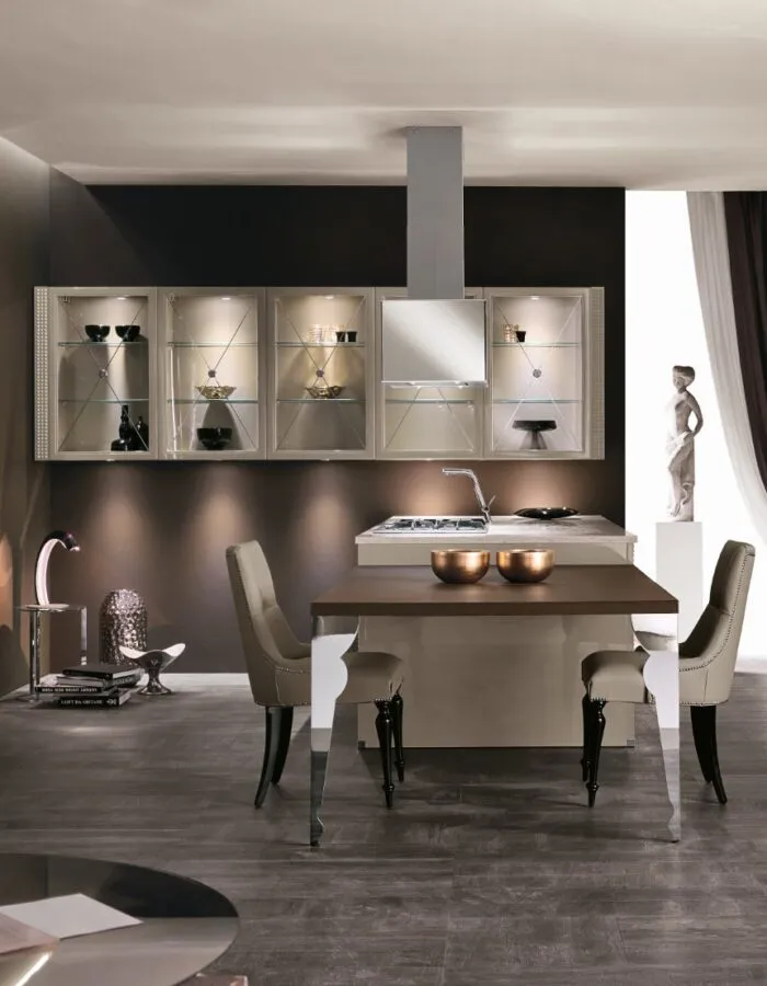 Moderne Küche mit Kochinsel in Champagner Metallic matt mit Arbeitsplatte aus Marmor hell cremeweiß von Aster Cucine