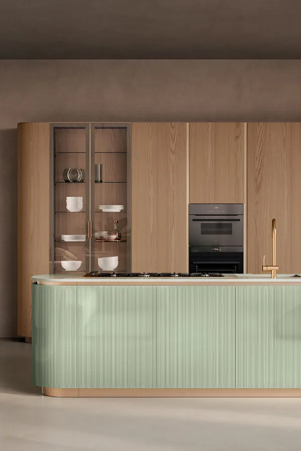 Landhausküche in Salbeigrün und Eichenholz natur mit Arbeitsplatte aus Mineralwerkstoff hellgrün-weiß von Aster Cucine