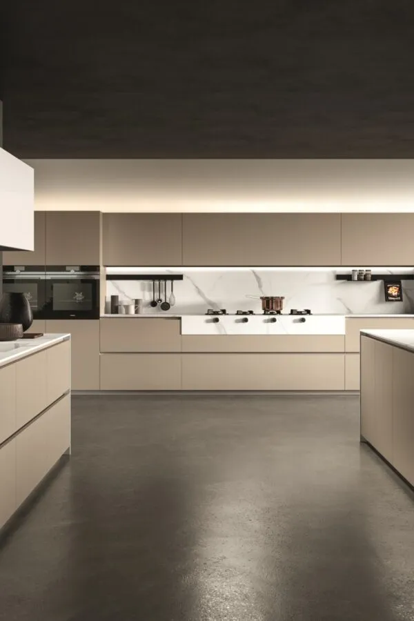 Moderne Küche in Champagner Beige matt mit Arbeitsplatte aus Marmor weiß geädert von Aster Cucine