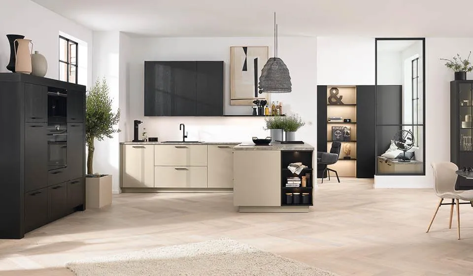 Moderne Küche in Champagner/Beige matt, Anthrazit matt mit Arbeitsplatte aus Marmor weiß mit grauer Maserung von Beckermann