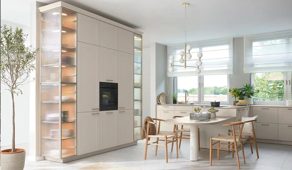 Skandinavische Küche in Beige matt mit Arbeitsplatte aus Naturstein beige von Beckermann