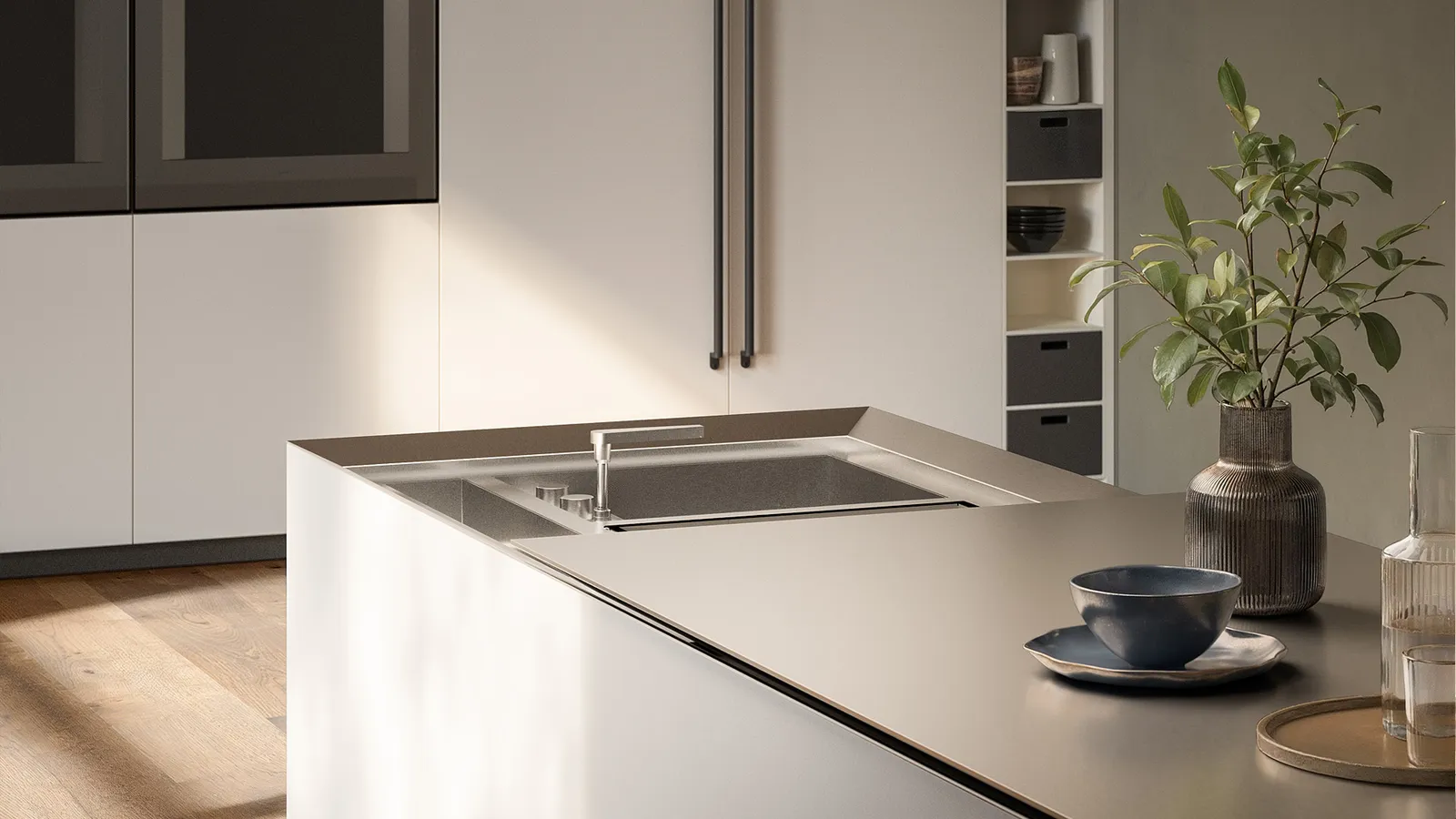 Industrial-Küche in Cremeweiß matt mit Arbeitsplatte aus Naturstein hell matt 40mm von Boffi