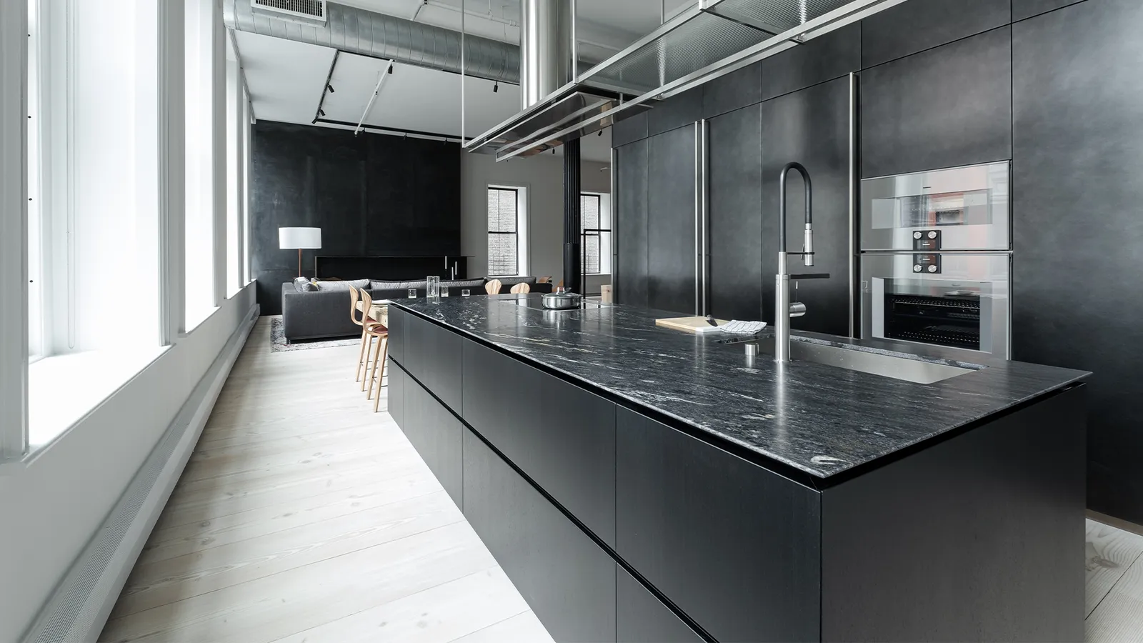 Moderne Küche in Taupe matt, Dunkelbraun Holz mit Arbeitsplatte aus Keramik Beton-Optik dunkelgrau von Boffi