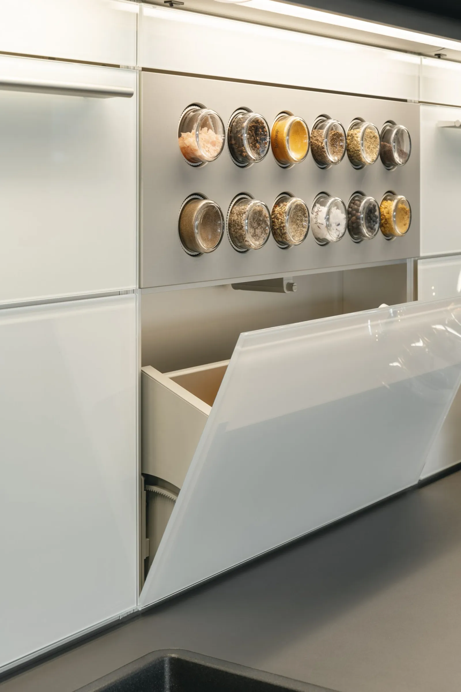 Industrial-Küche mit Kochinsel in Weiß matt mit Holzakzenten, Arbeitsplatte aus Edelstahl 1.4301 massiv 30mm von Bulthaup