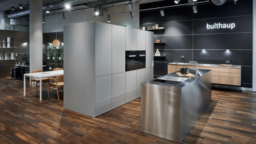 Minimalistische Küche in Grau/Silber matt mit Arbeitsplatte aus Edelstahl gebürstet von Bulthaup
