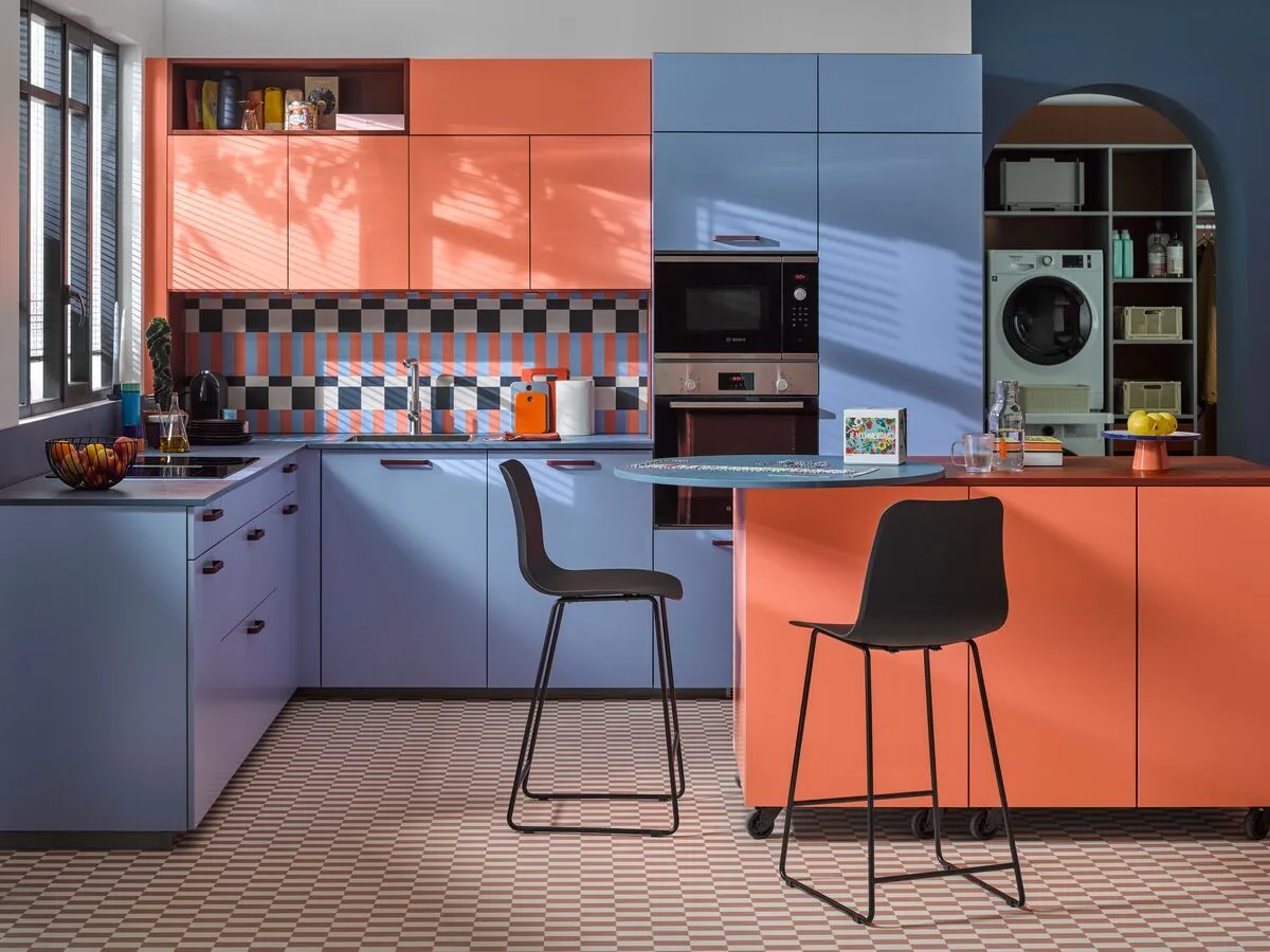 Moderne Küche in Orange und Blau mit Arbeitsplatte aus Schwarzes Laminat von Cuisinella
