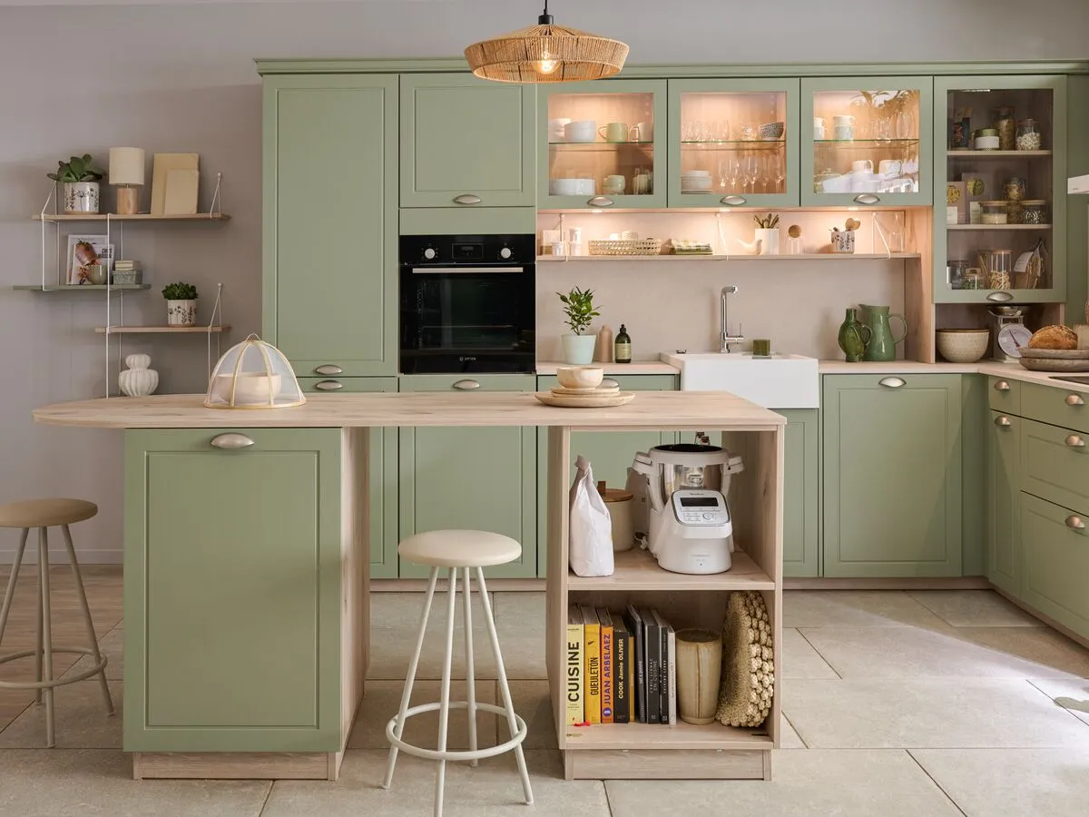 Moderne Küche mit Kochinsel in Salbeigrün mit Arbeitsplatte aus Massivholz Eiche von Cuisinella