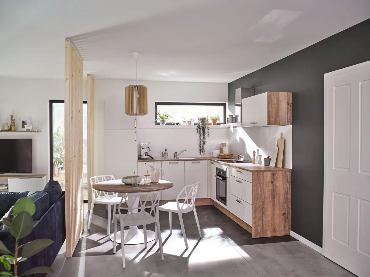 Industrial-Küche in Weiß mit Arbeitsplatte aus Holzdekor dunkel 12mm von Cuisinella