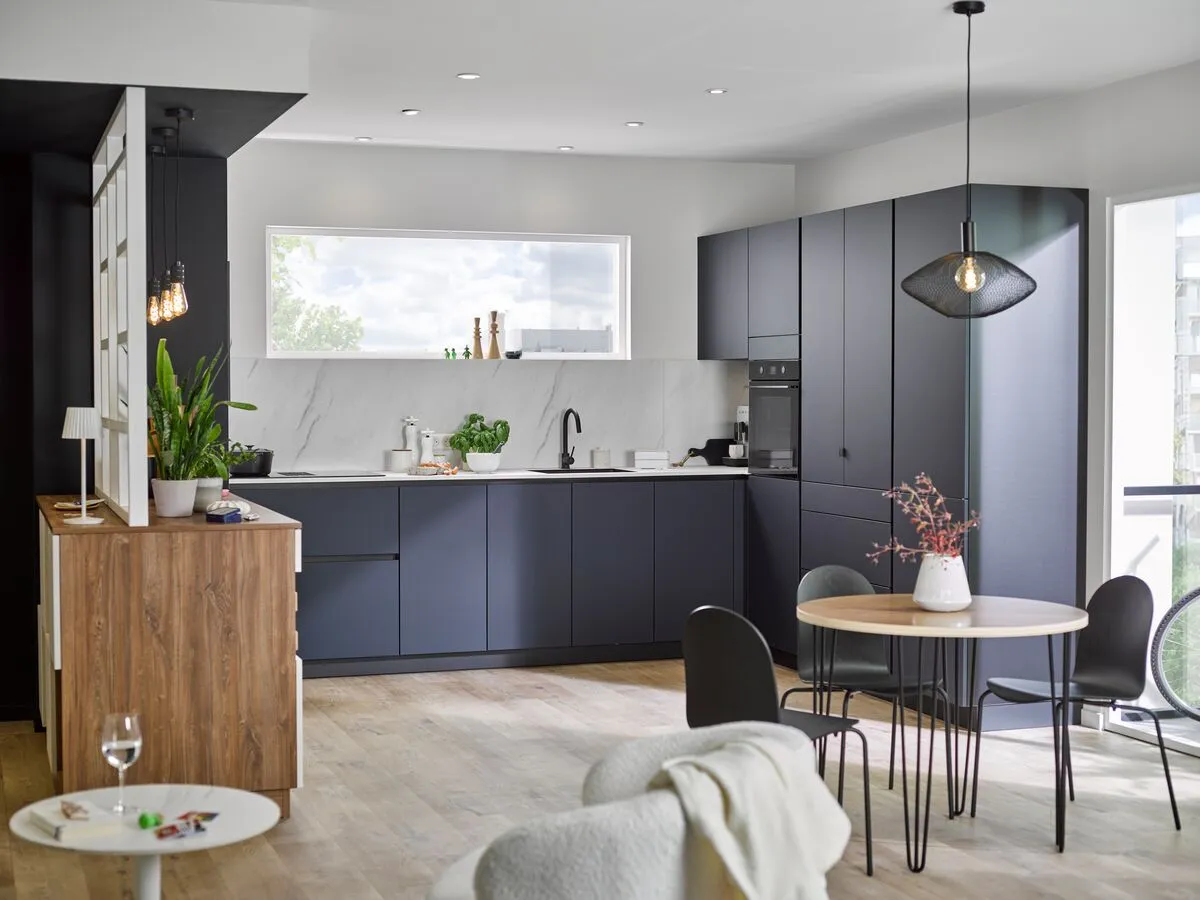 Landhausküche in Dunkelblau mit Arbeitsplatte aus Marmor Weiß-Grau von Cuisinella