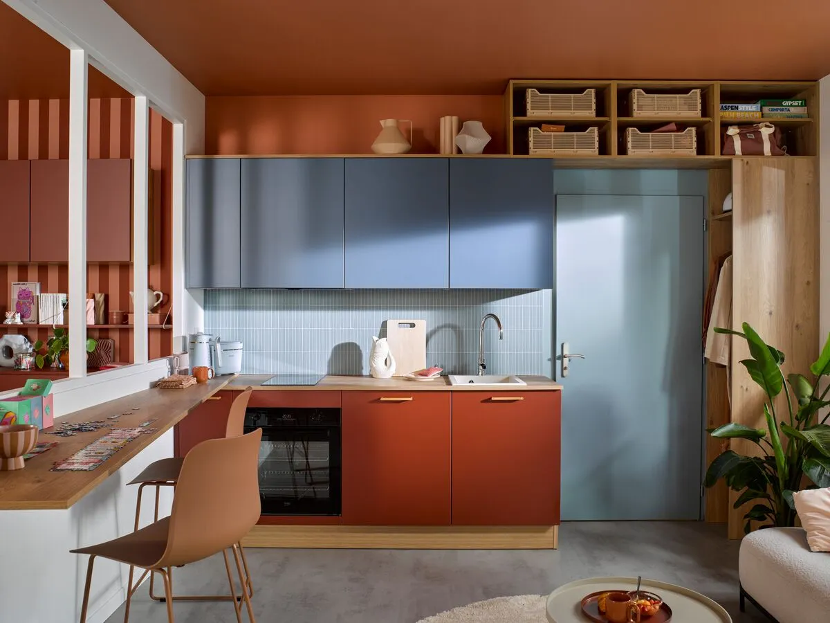 Landhausküche in Terrakotta und Blaugrau mit Arbeitsplatte aus Echtholz (Buche) von Cuisinella