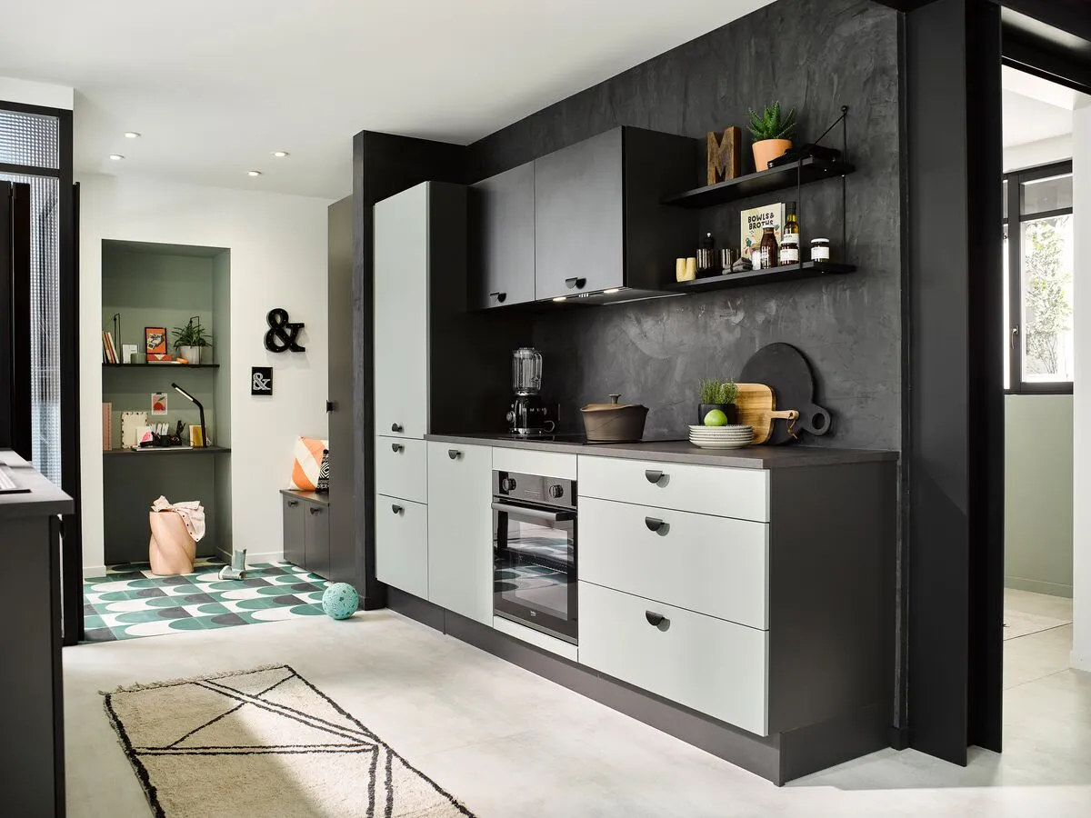 Minimalistische Küche in Schwarz und Weiß mit Arbeitsplatte aus Laminat in Anthrazit von Cuisinella