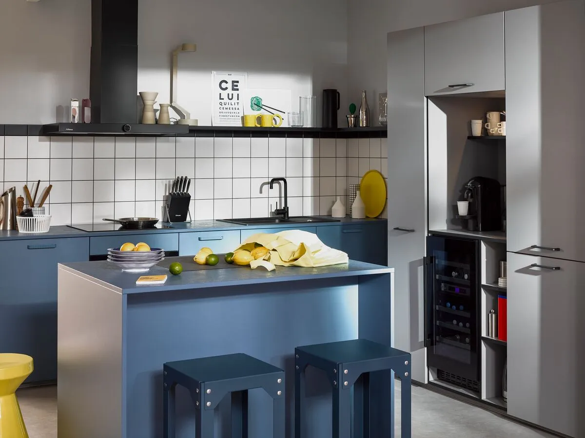 Industrial-Küche in Blau mit Arbeitsplatte aus Betonoptik-Laminat von Cuisinella