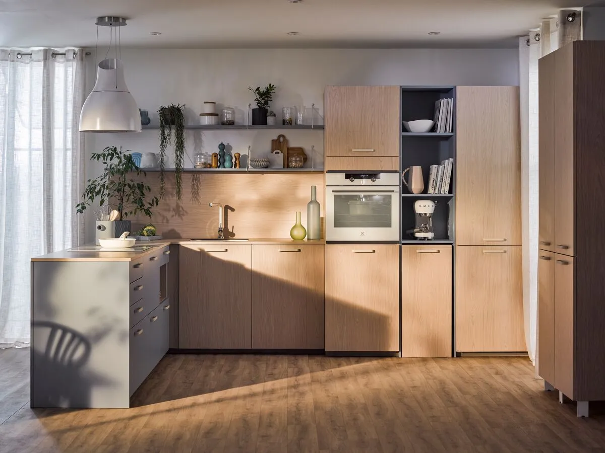 Moderne Küche in Eichenoptik hell und Graublau mit Arbeitsplatte aus Laminat in Eichenoptik hell von Cuisinella
