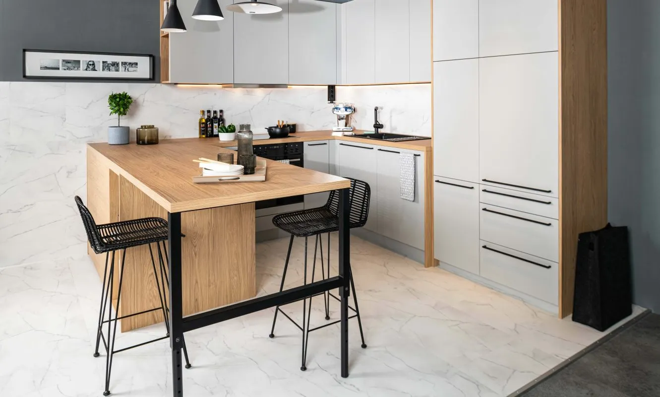 Minimalistische Küche in Hellgrau matt mit Eichenholzrahmen, Arbeitsplatte aus Eiche Massiv geölt von Dan Küchen
