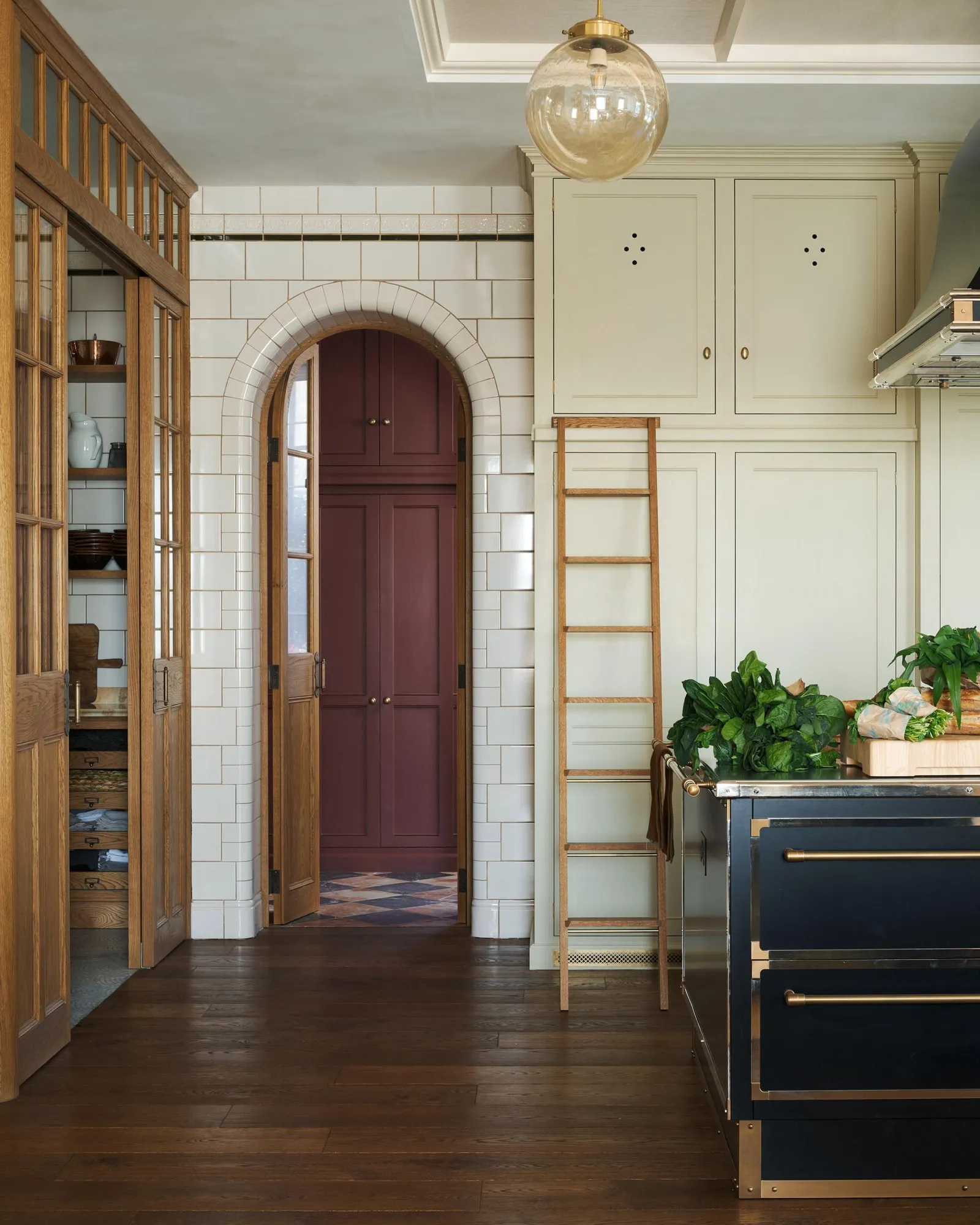 Minimalistische Küche in Dove Grey matt mit Arbeitsplatte aus Quarzkomposit Calacatta 20mm von Devol Kitchens