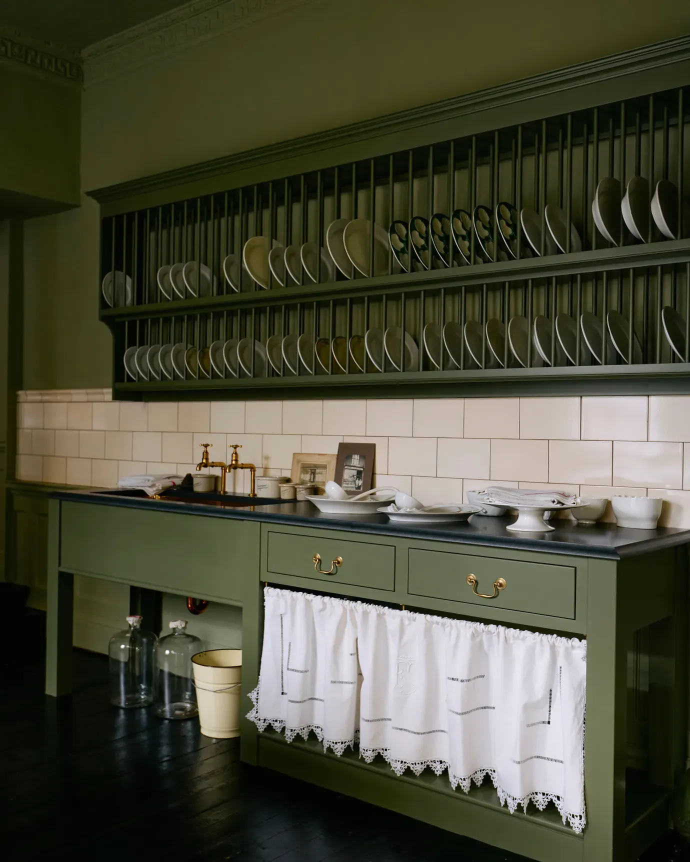 Landhausküche in Salbeigrün mit Arbeitsplatte aus Holz Eiche natur geölt 40mm von Devol Kitchens