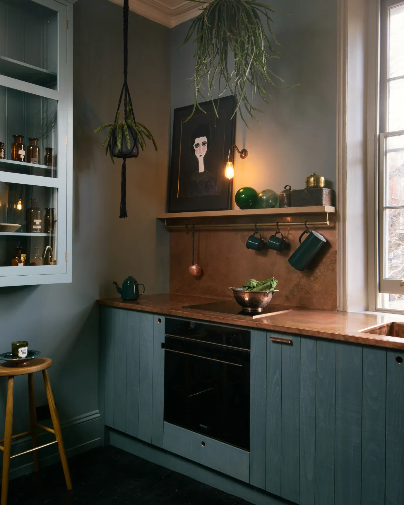 Moderne Küche mit Kochinsel in Schieferblau UT190 matt mit Arbeitsplatte aus Quarzkomposit Calacatta-Optik 20mm von Devol Kitchens