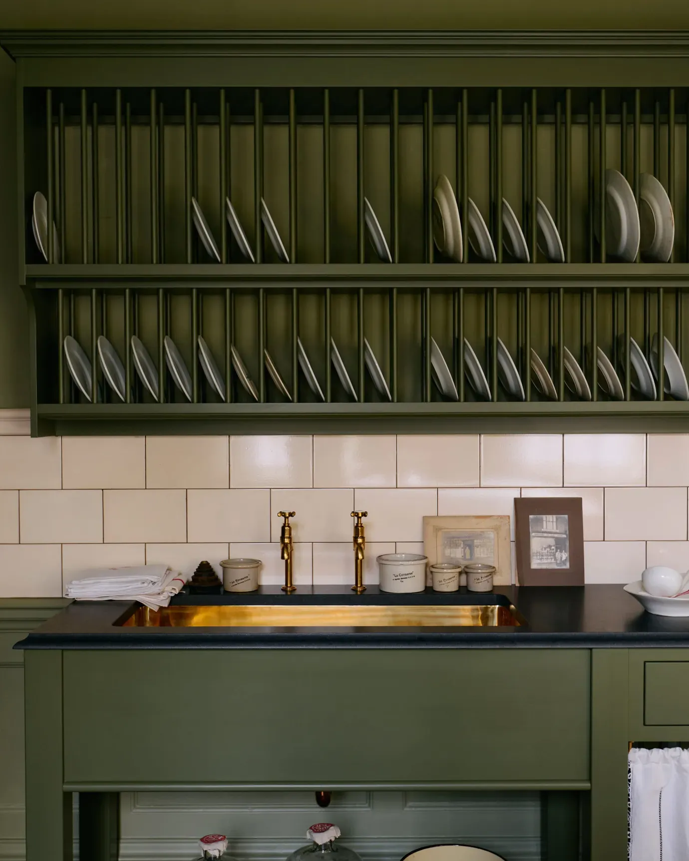 Skandinavische Küche in Birke natur geölt hell mit Arbeitsplatte aus Kompaktlaminat weiß matt 12mm von Devol Kitchens