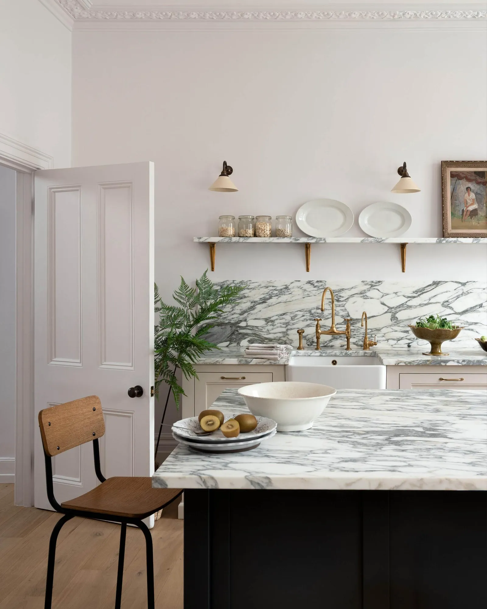 Landhausküche in Weiß matt mit Arbeitsplatte aus Naturstein von Devol Kitchens