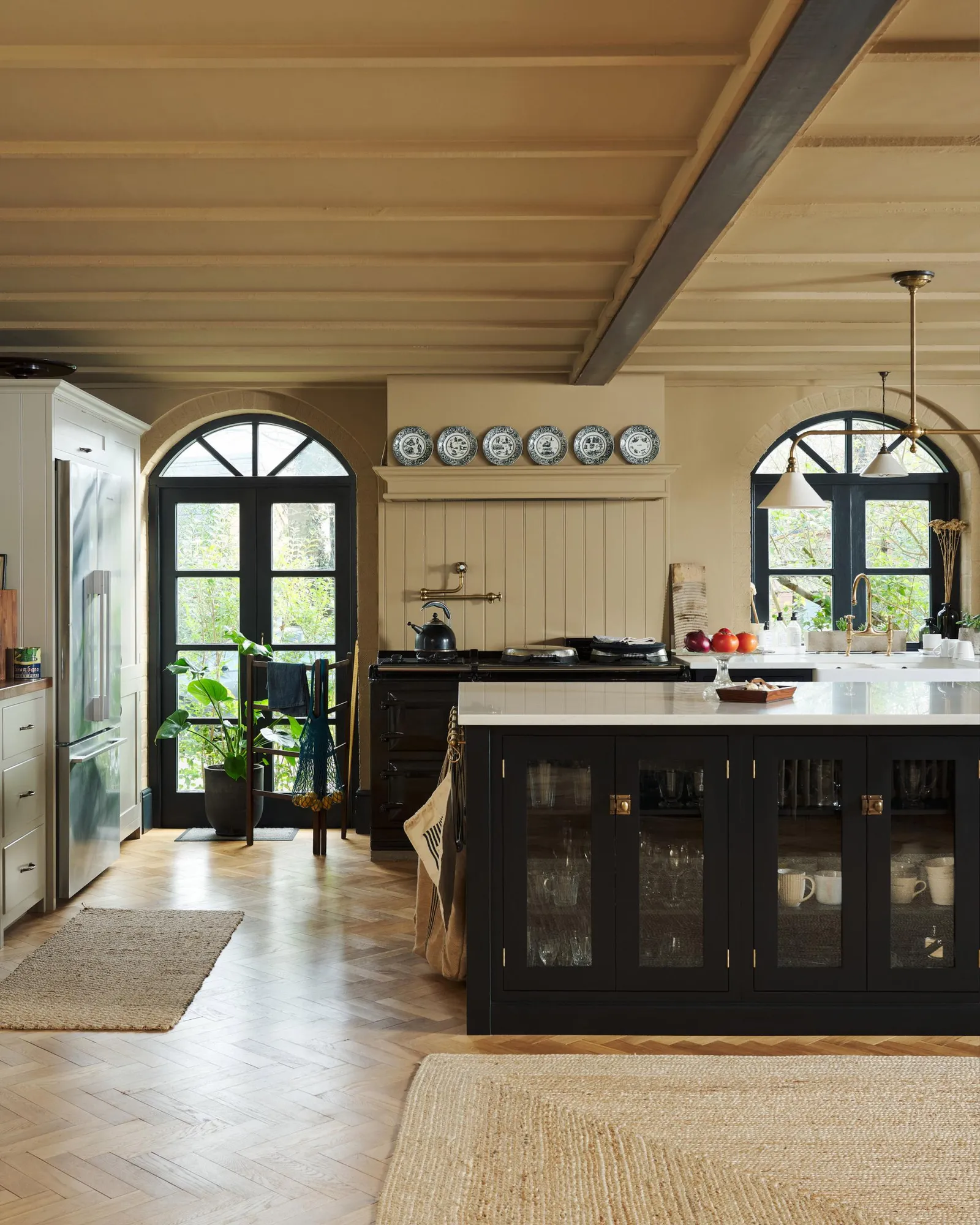 Landhausküche in Taupe matt mit Arbeitsplatte aus Corian von Devol Kitchens