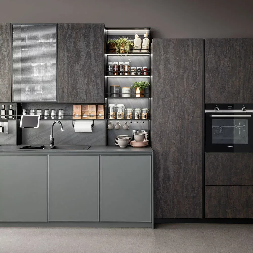 Minimalistische Küche in Grau und Dunkelgrau mit Arbeitsplatte aus Keramik Beton antracite 12mm von Doimo Cucine