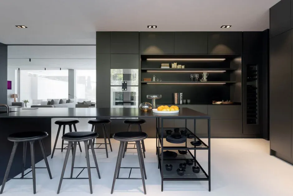 Moderne Küche mit Kochinsel in Schiefergrau UT385 matt mit Arbeitsplatte aus Naturstein Granit dark grey 30mm von Doimo Cucine