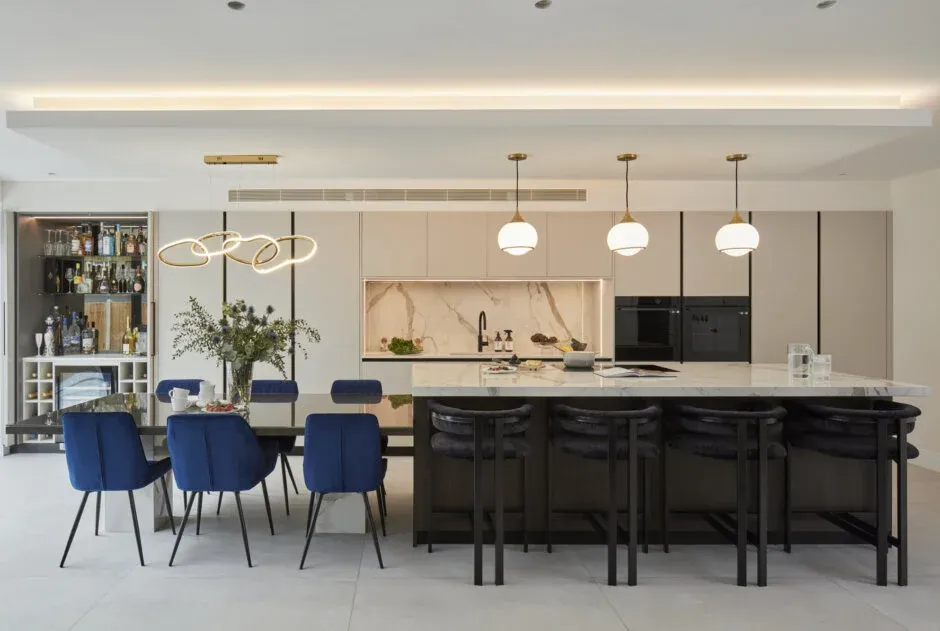 Moderne Küche in Beige/Taupe matt (Fronten) + Nussbaum dunkel (Kochinsel) mit Arbeitsplatte aus Marmor-Optik Weiß/Grau von Doimo Cucine