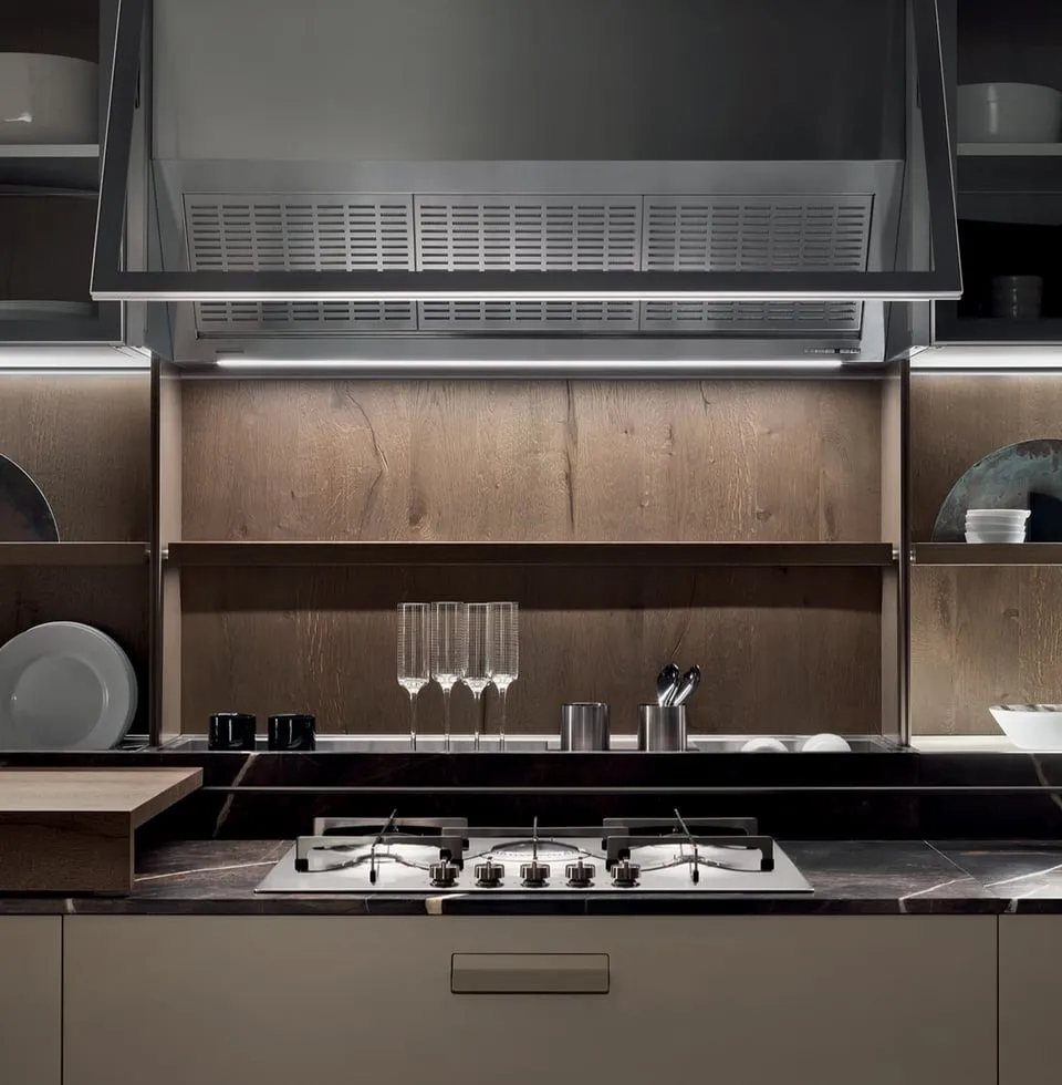 Landhausküche in Taupe/Greige mit Holz Natur, Arbeitsplatte aus Granit dunkel meliert 30mm von Ernestomeda