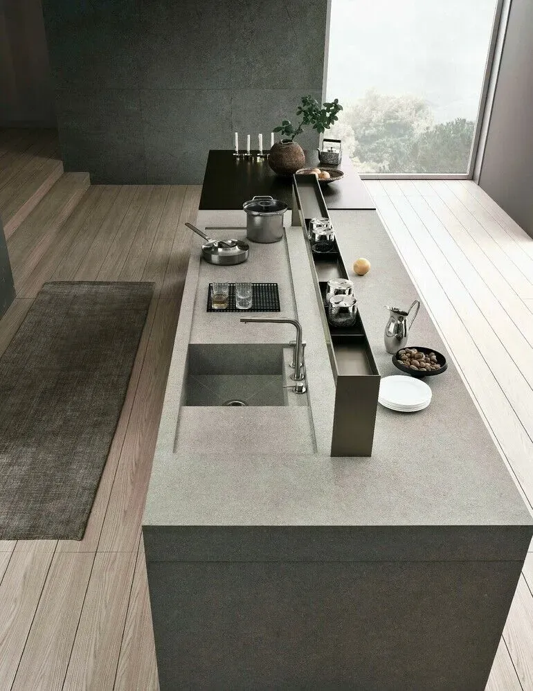 Moderne Küche in Anthrazit matt mit Arbeitsplatte aus Quarzkomposit Calacatta 20mm von Ernestomeda