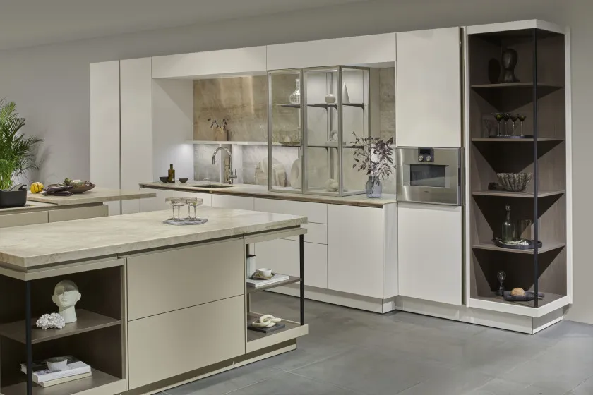 Minimalistische Küche in Creme/Beige matt mit Arbeitsplatte aus Naturstein hell (Marmor-Optik) von Euromobil