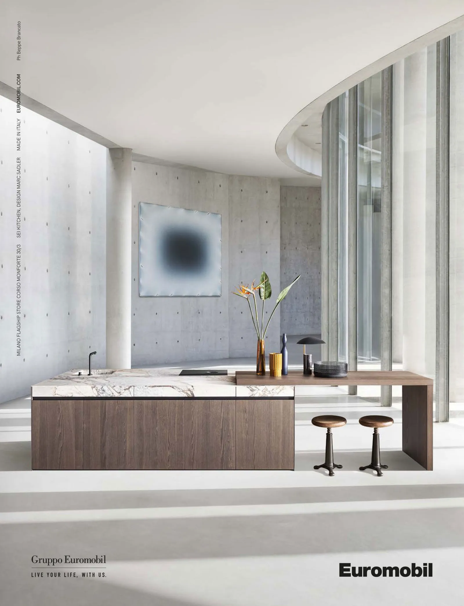 Minimalistische Küche in Dunkelbraun Holzoptik matt mit Arbeitsplatte aus Marmor weiß mit brauner Äderung von Euromobil