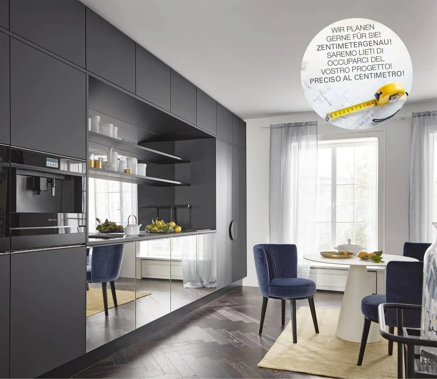Moderne Küche in Anthrazit/Schwarz matt mit Arbeitsplatte aus Terrazzo grau mit natürlichen Steineinschlüssen von Euromobil