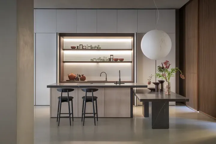 Klassische Küche in L-Form in Holzoptik Greige matt mit Arbeitsplatte aus Granit Nero Assoluto poliert 30mm von Euromobil