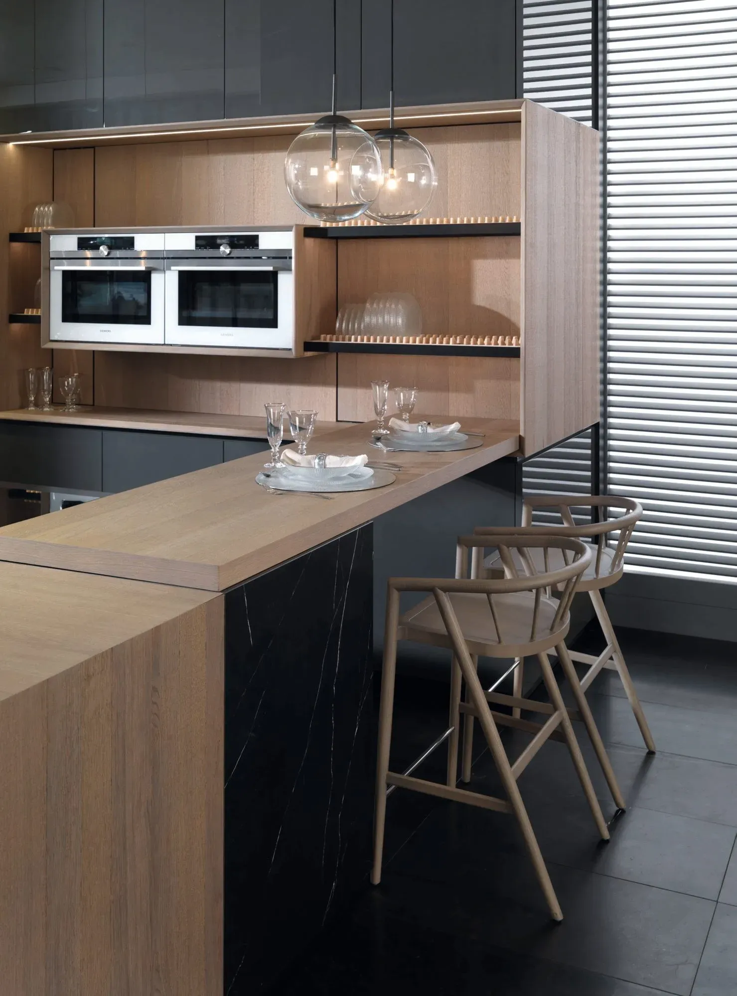 Skandinavische Küche in Weiß matt mit Beige-Holz-Akzenten, Arbeitsplatte aus Fenix NTM Beige Luxor 12mm von Gamadecor