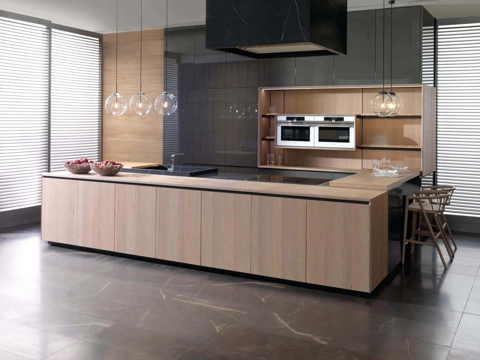 Landhausküche in Eiche natur mit Arbeitsplatte aus Massivholz Eiche geölt 40mm von Gamadecor