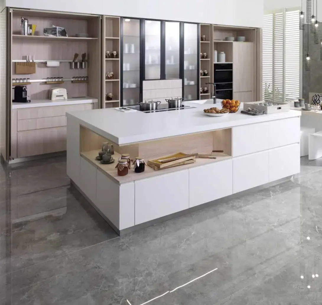 Industrial-Küche in Weiß matt mit Grau, Arbeitsplatte aus Keramik Oxide Nero 12mm von Gamadecor
