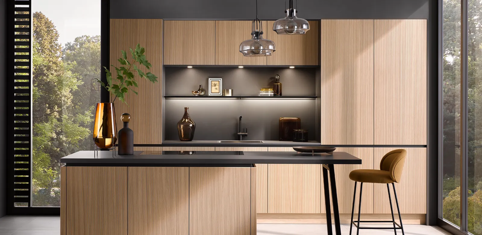 Minimalistische Küche in Schwarz matt mit Eiche natur, Arbeitsplatte aus Dekton Kelya 20mm fugenlos mit Kragarm von Häcker