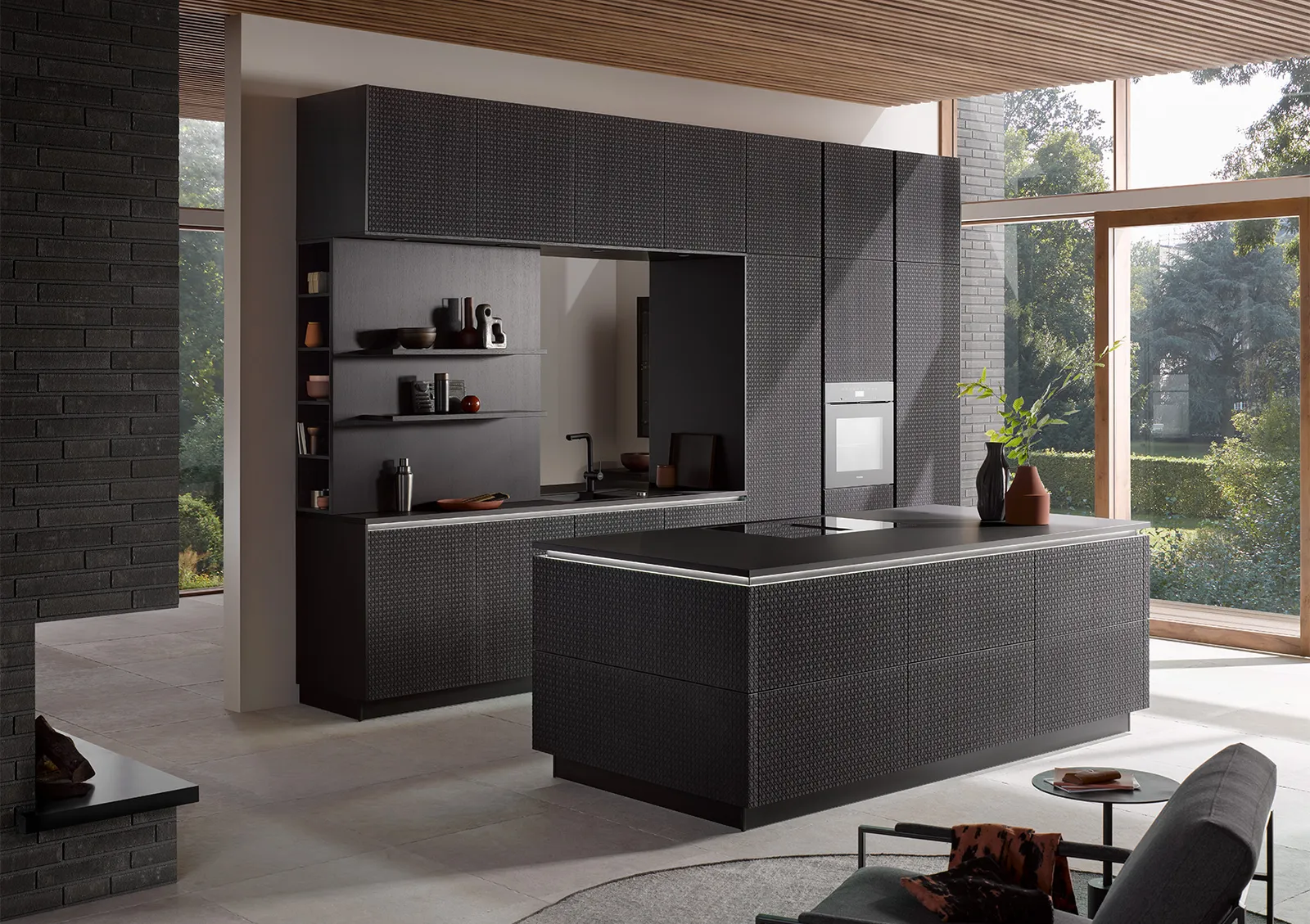 Moderne Küche in Schwarz matt mit Arbeitsplatte aus Naturstein Nero Assoluto geledert 30mm von Häcker