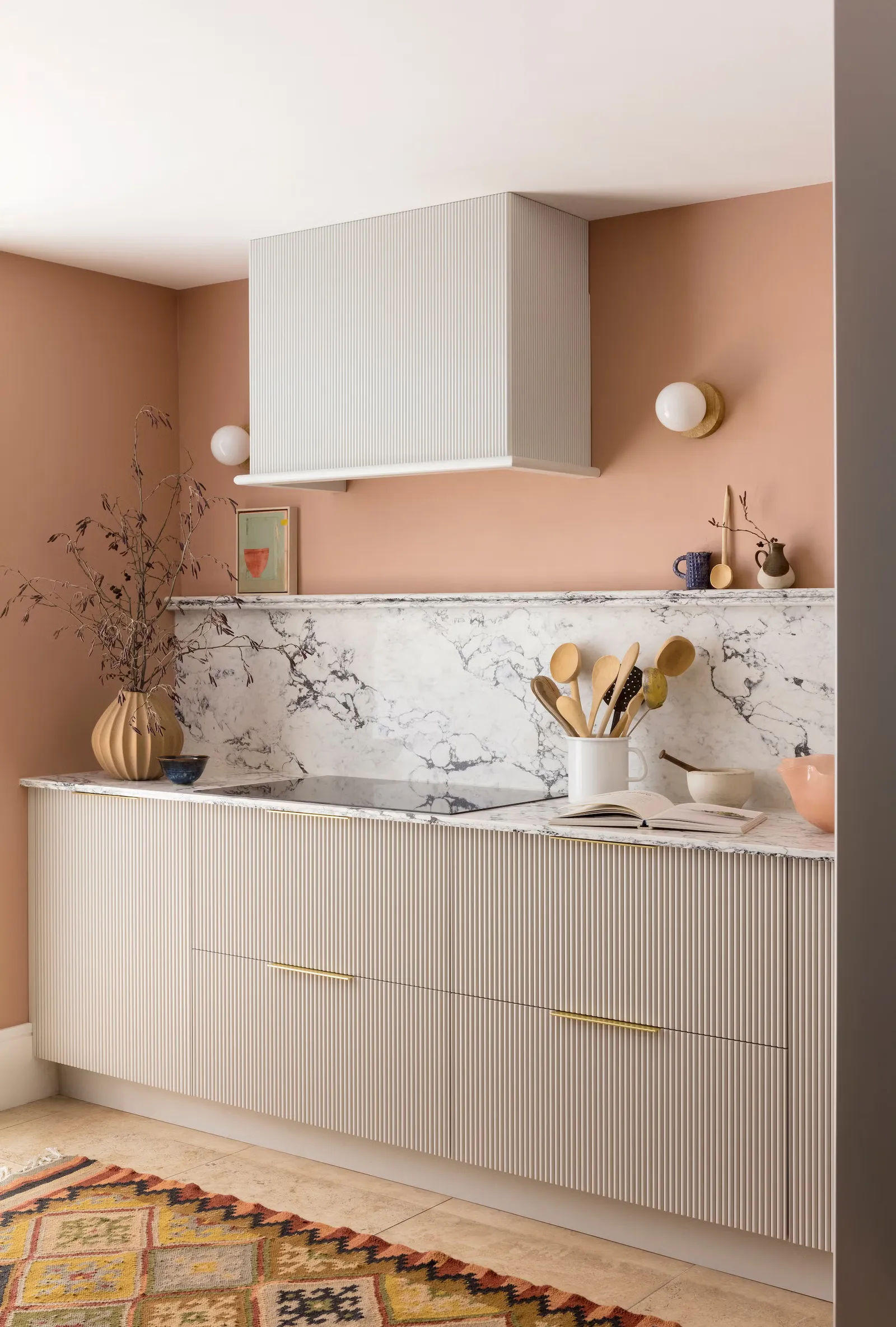 Skandinavische Küche in Cremeweiß / Sandbeige mit Arbeitsplatte aus Marmor von Harvey Jones
