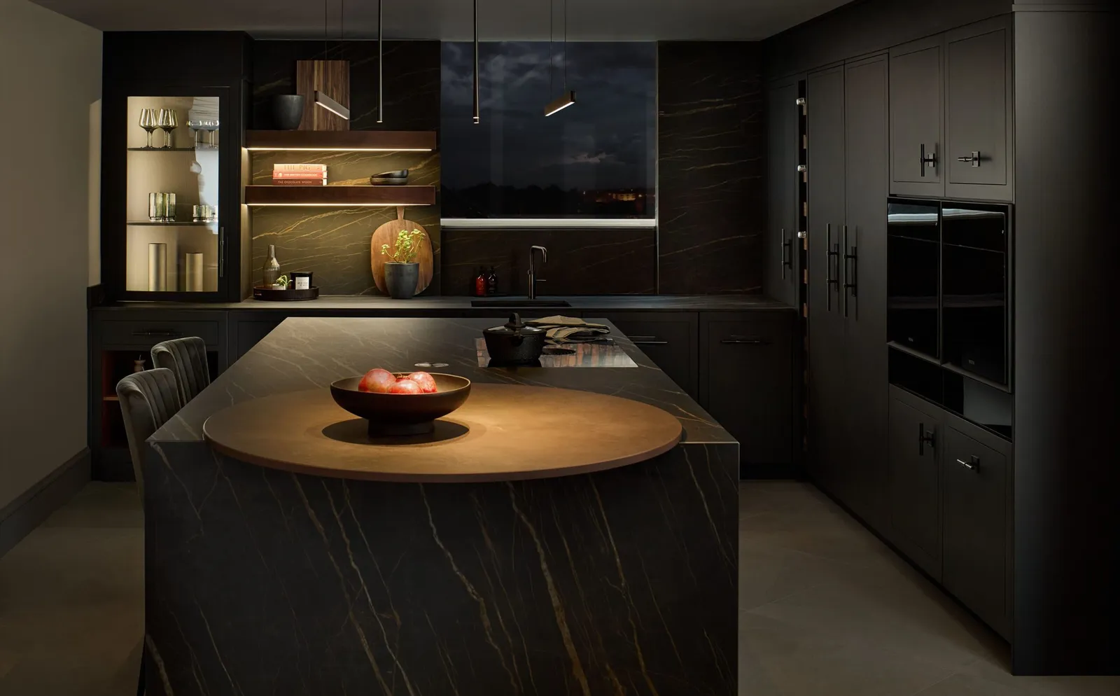 Minimalistische Küche in Anthrazit mit Arbeitsplatte aus Engineered Quartz von Harvey Jones