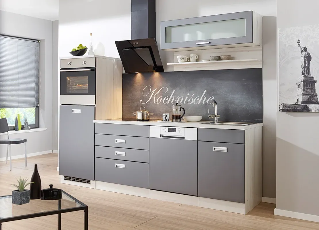 Landhausküche in Grau matt mit Arbeitsplatte aus Kunststoff von Held Küchen