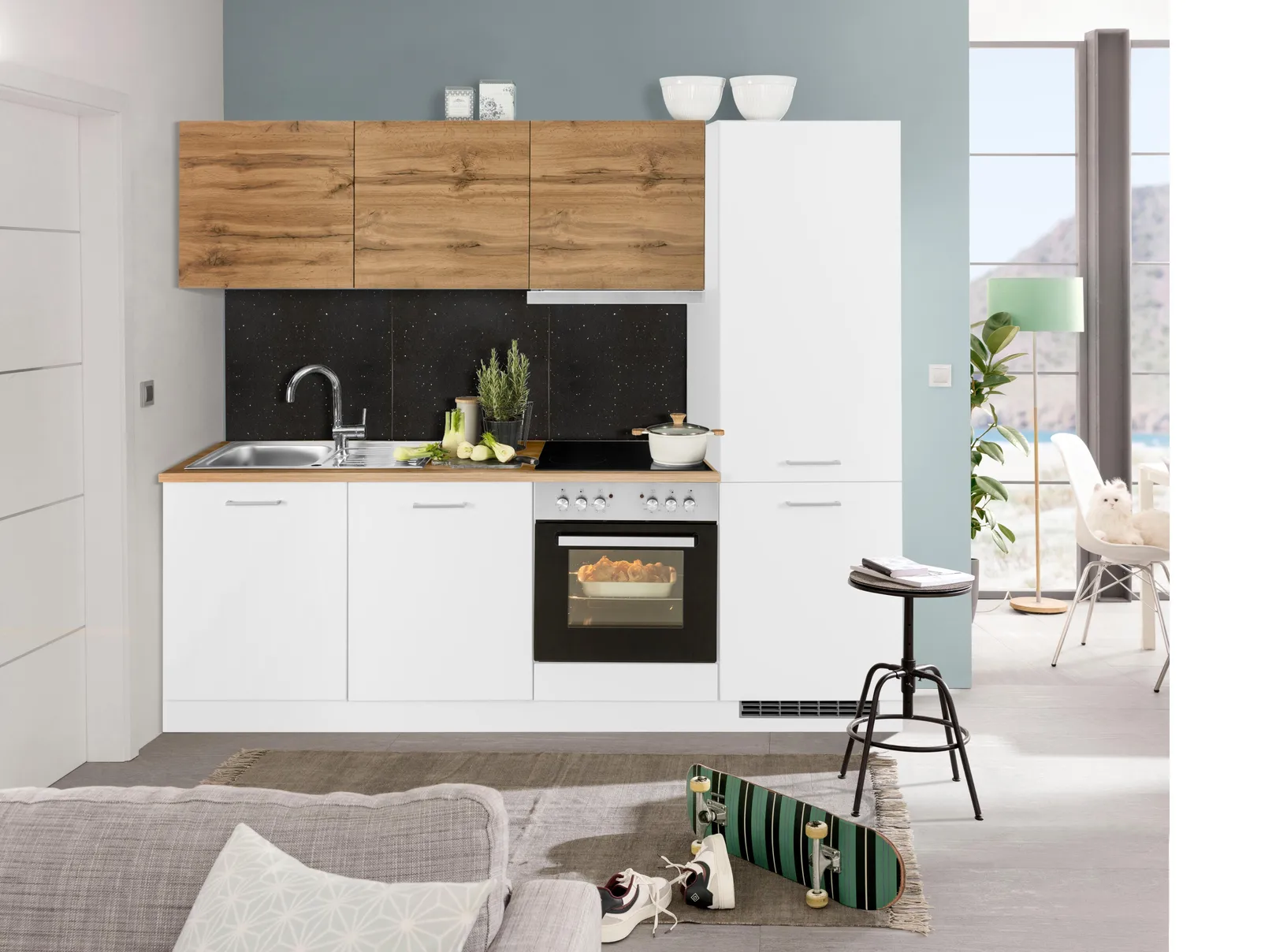 Industrial-Küche in Weiß matt mit Eichenoptik, Arbeitsplatte aus Eiche Holzdekor von Held Küchen