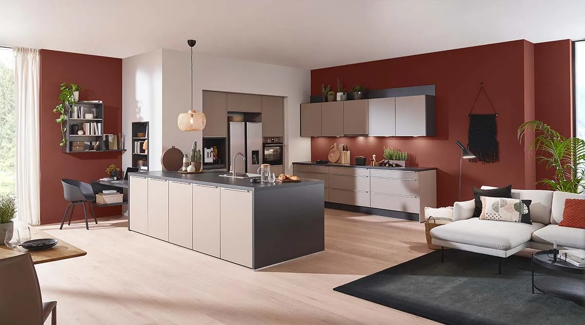 Moderne Küche mit Kochinsel in Sandgrau matt mit Arbeitsplatte aus Schichtstoff Beton anthrazit 39mm von Impuls Küchen