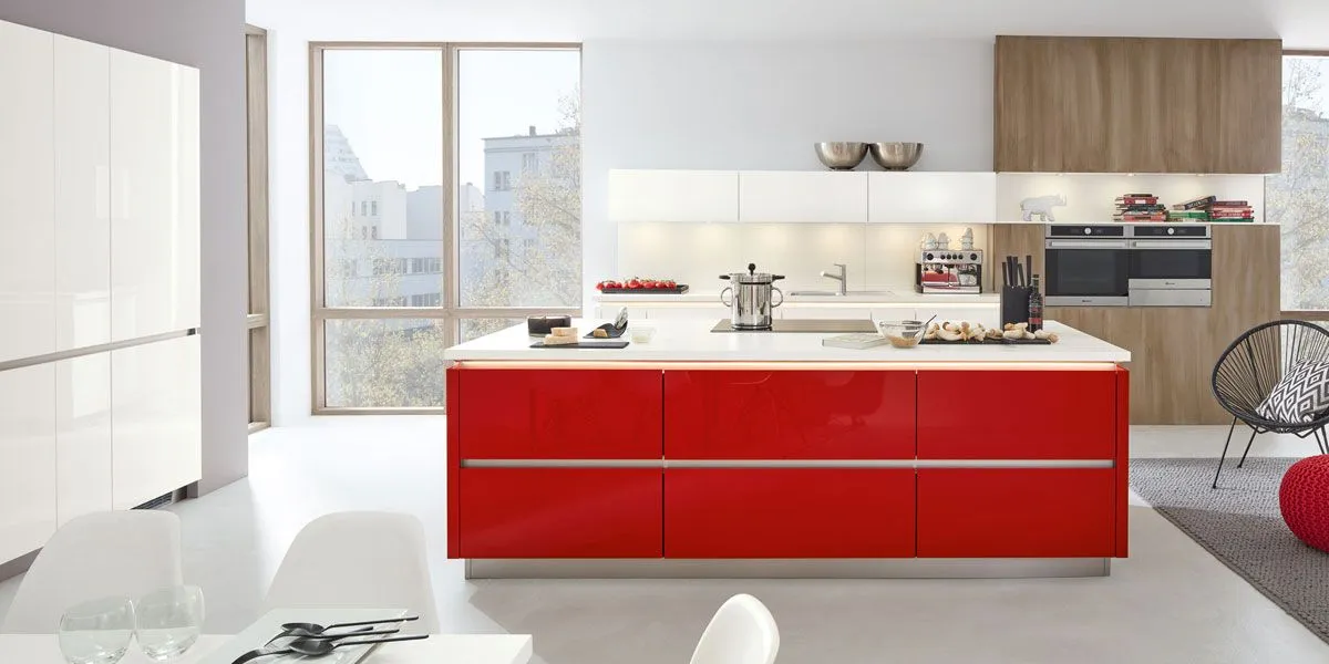 Minimalistische Küche mit Kochinsel in Rot glänzend mit Weiß, Arbeitsplatte aus Weiß hell von Impuls Küchen